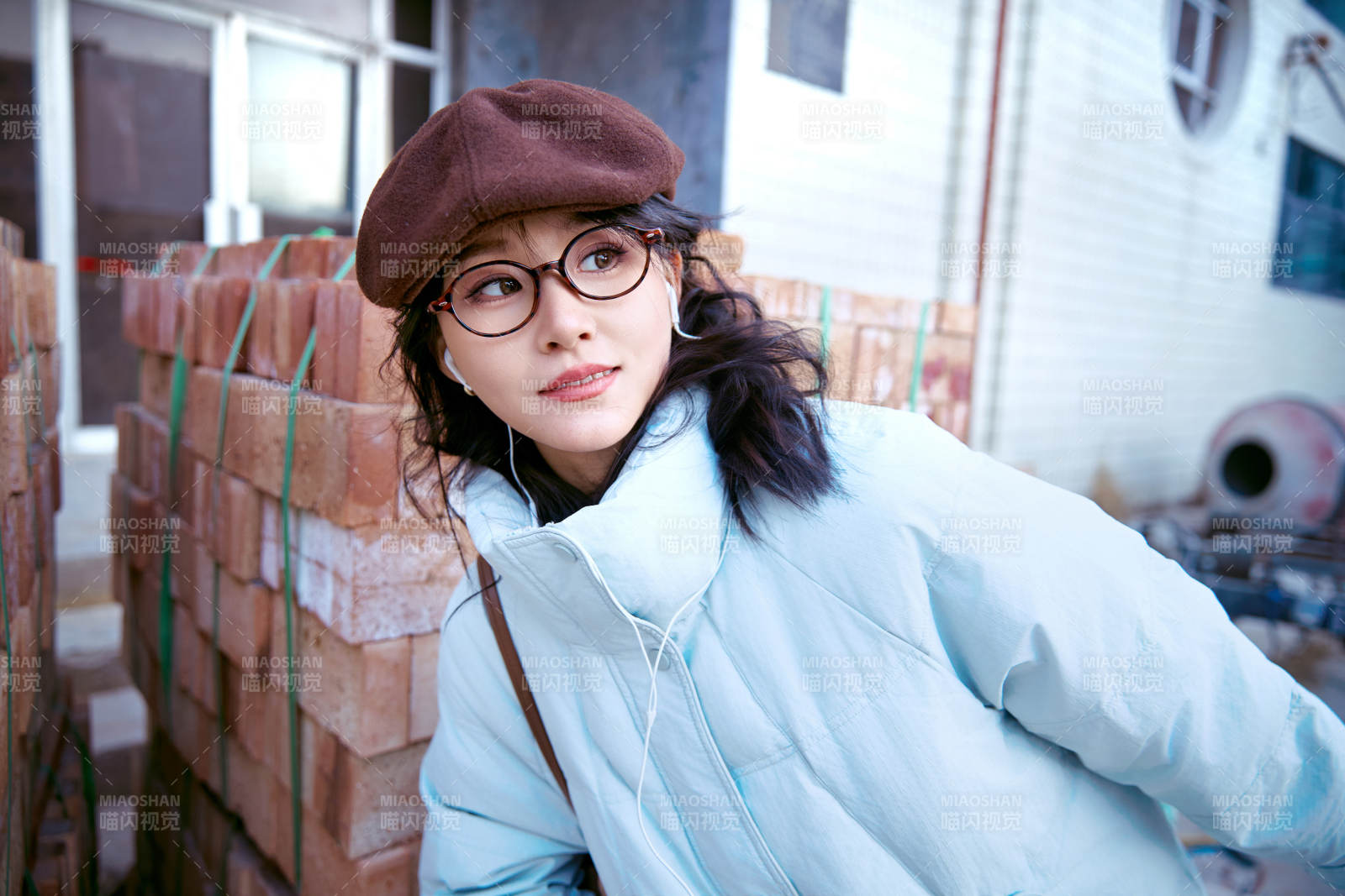 在老旧社区院落回忆往日的亚洲美女