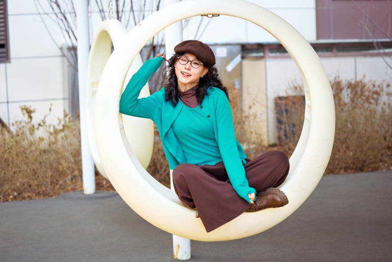 初冬季节在户外拍照的亚洲美女