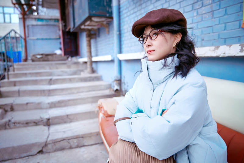 在老旧社区院落回忆往日的亚洲美女