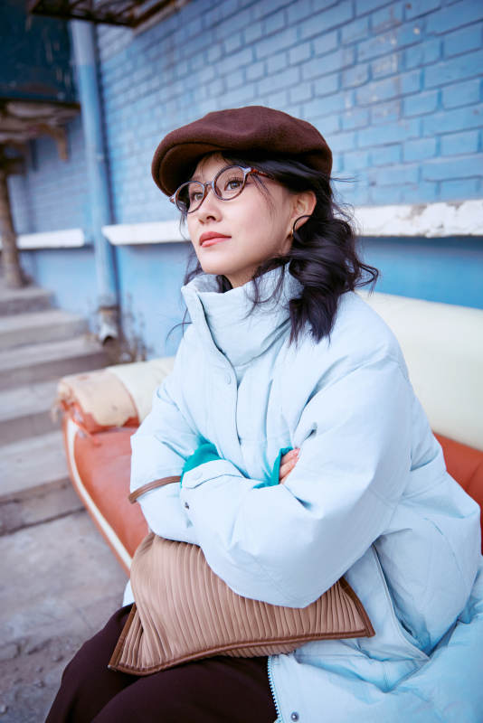 在老旧社区院落回忆往日的亚洲美女