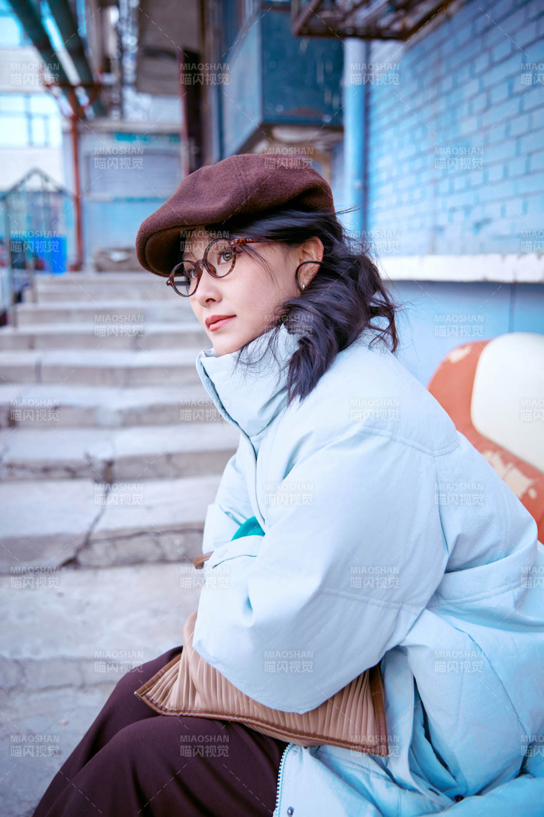 在老舊社區院落回憶往日的亞洲美女