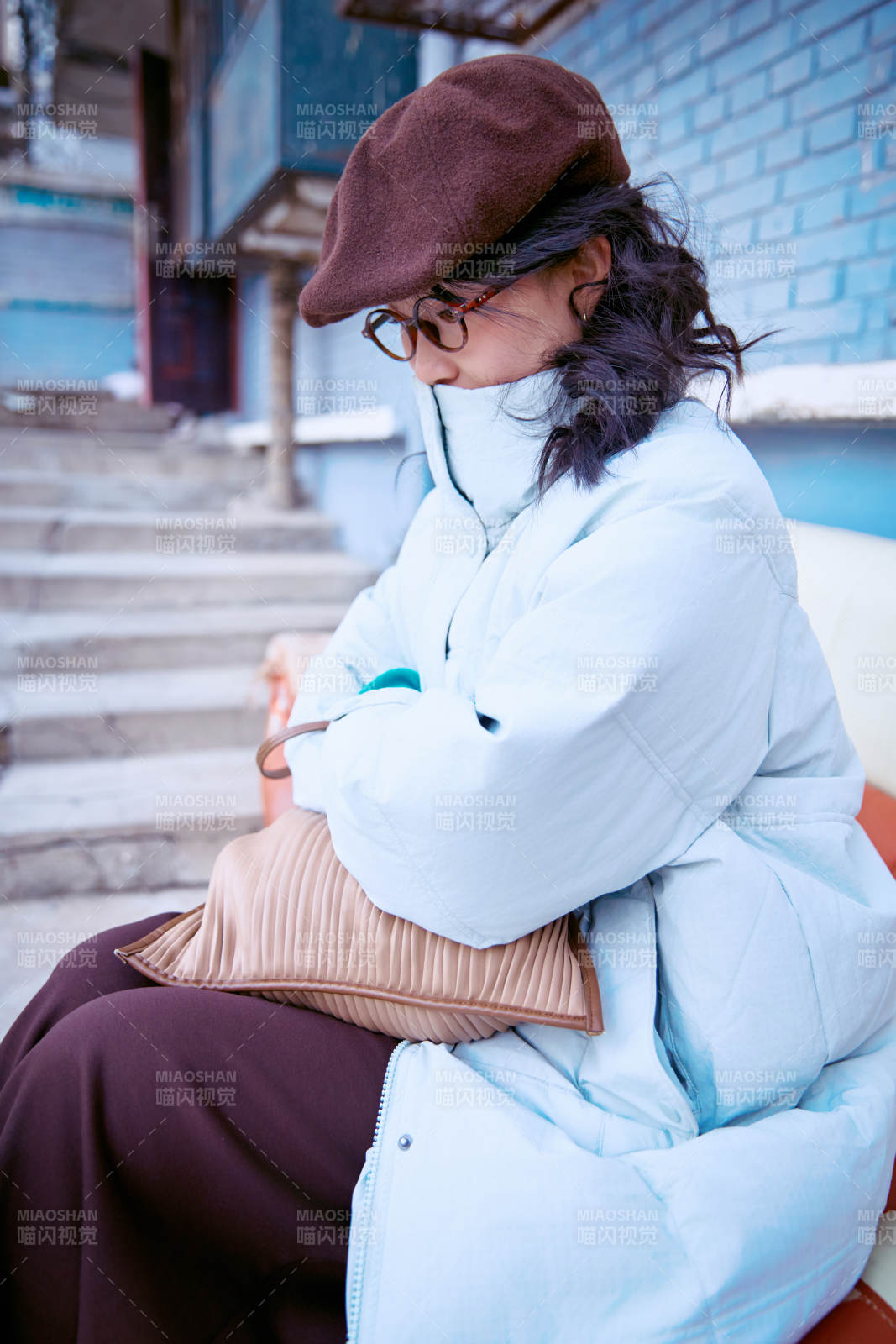 在老舊社區院落回憶往日的亞洲美女