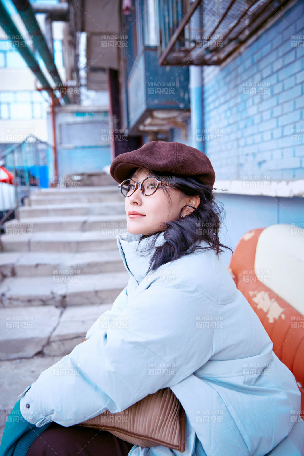 在老舊社區院落回憶往日的亞洲美女