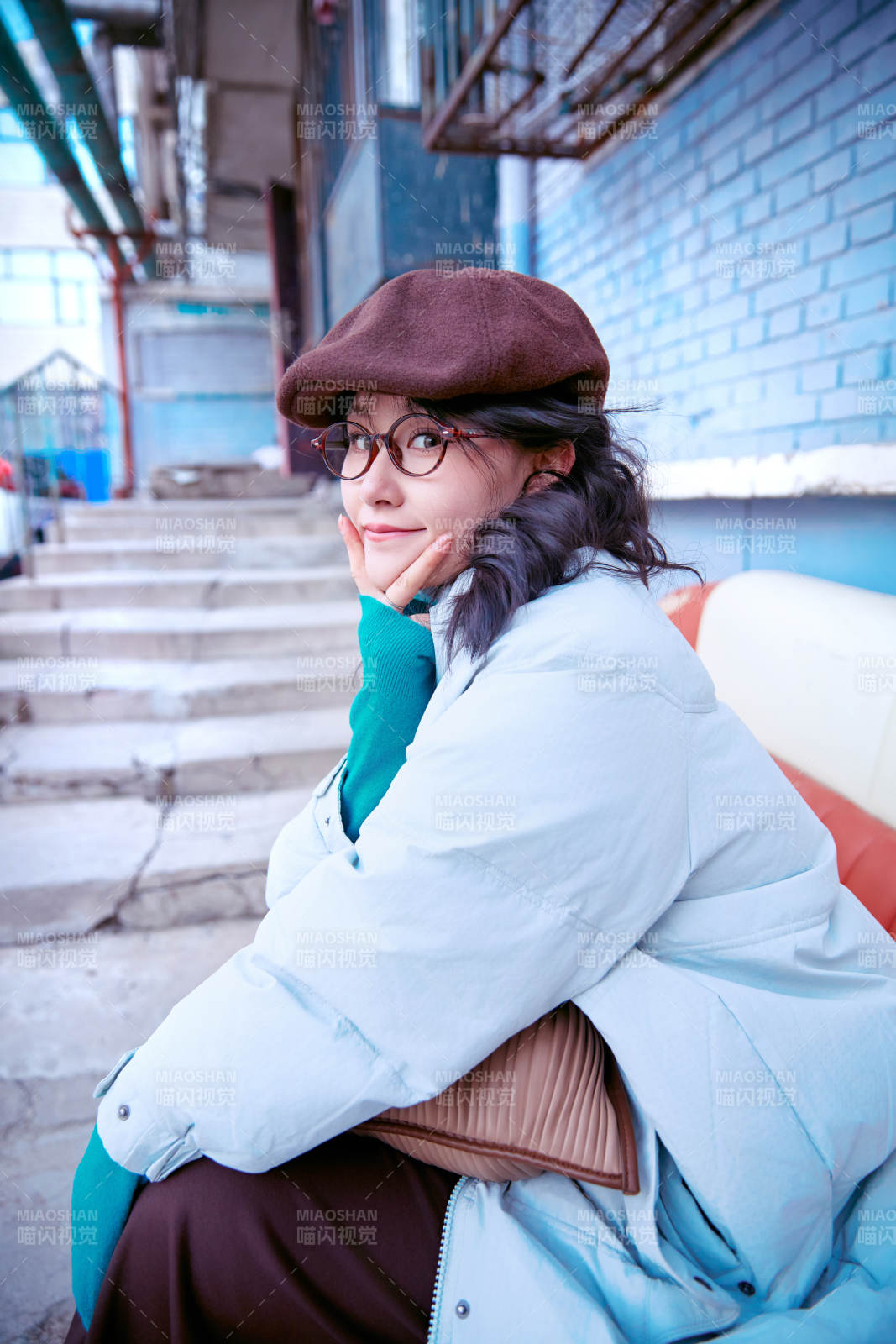 在老舊社區(qū)院落回憶往日的亞洲美女