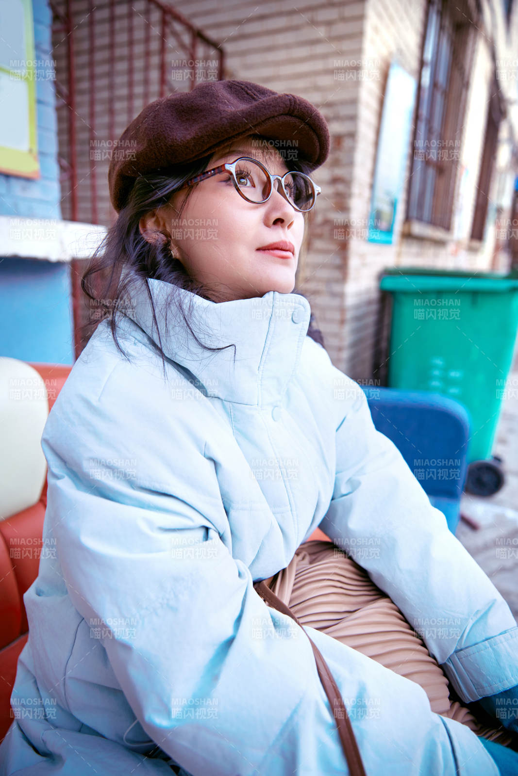 在老旧社区院落回忆往日的亚洲美女