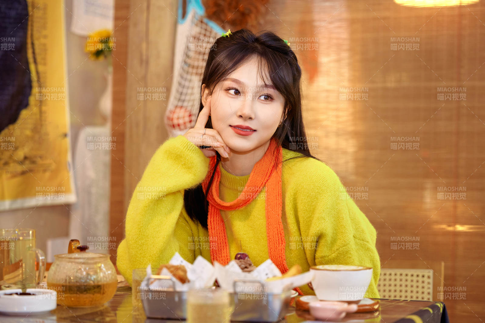 在網紅打卡店吃蛋糕拍照的亞洲美女