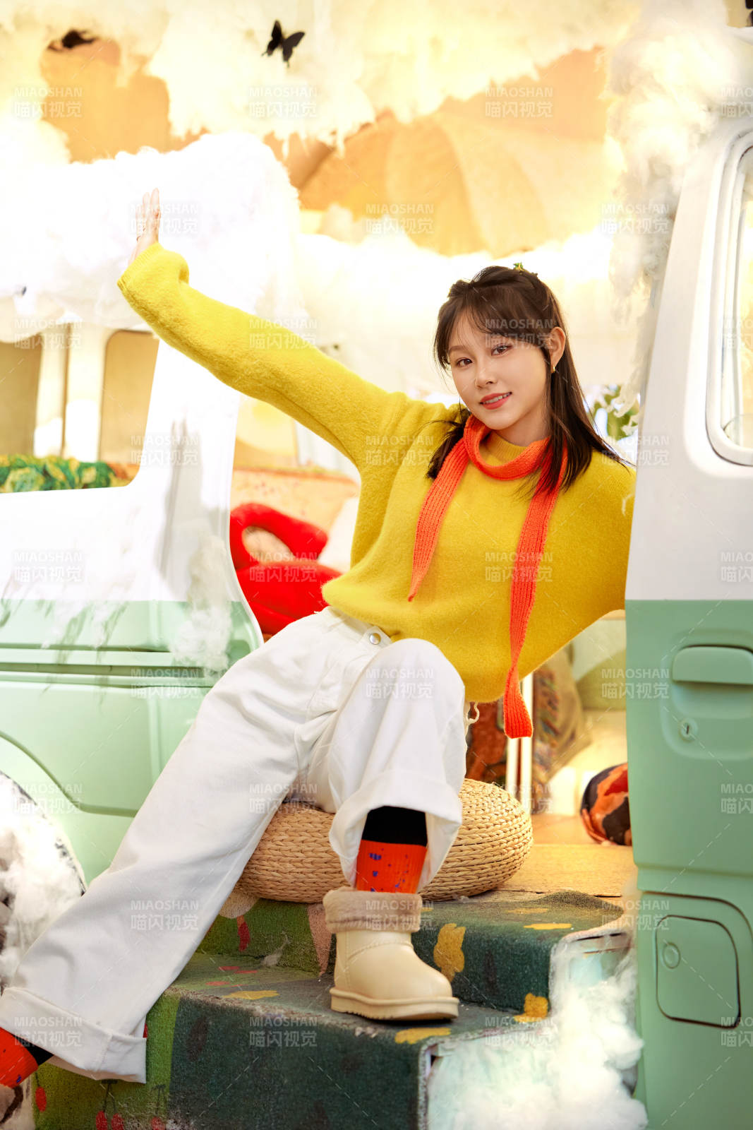 在網紅打卡店吃蛋糕拍照的亞洲美女