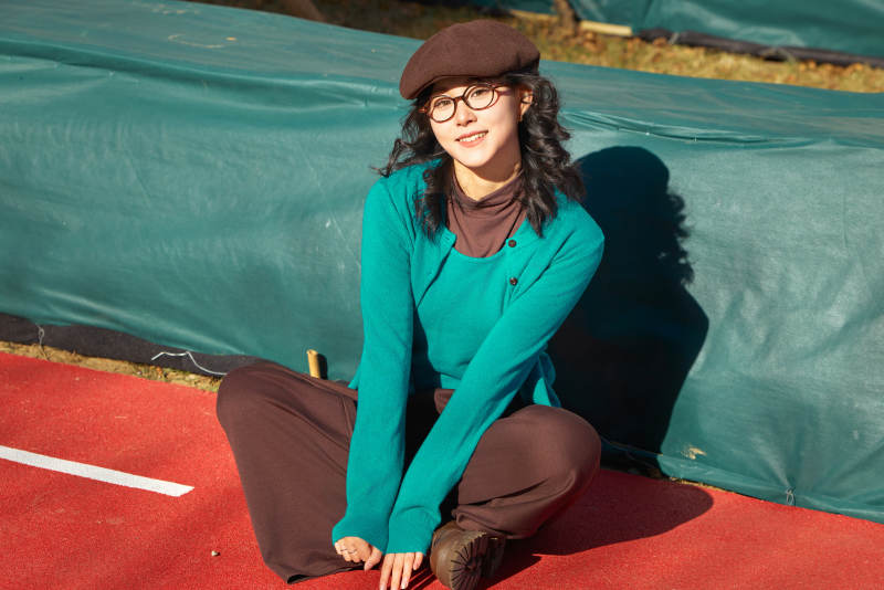 初冬季节在户外拍照的亚洲美女