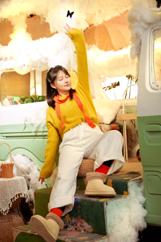 在网红打卡店吃蛋糕拍照的亚洲美女