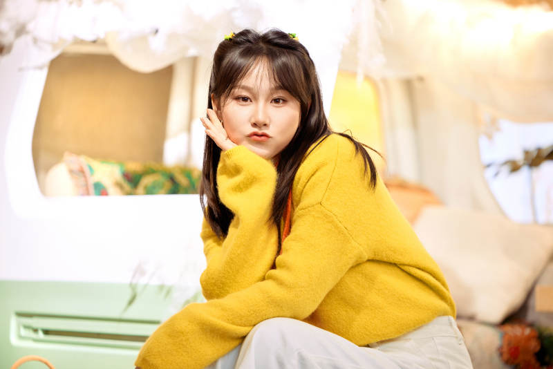 在网红打卡店吃蛋糕拍照的亚洲美女