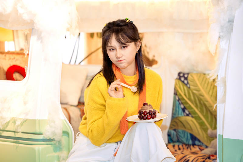 在网红打卡店吃蛋糕拍照的亚洲美女