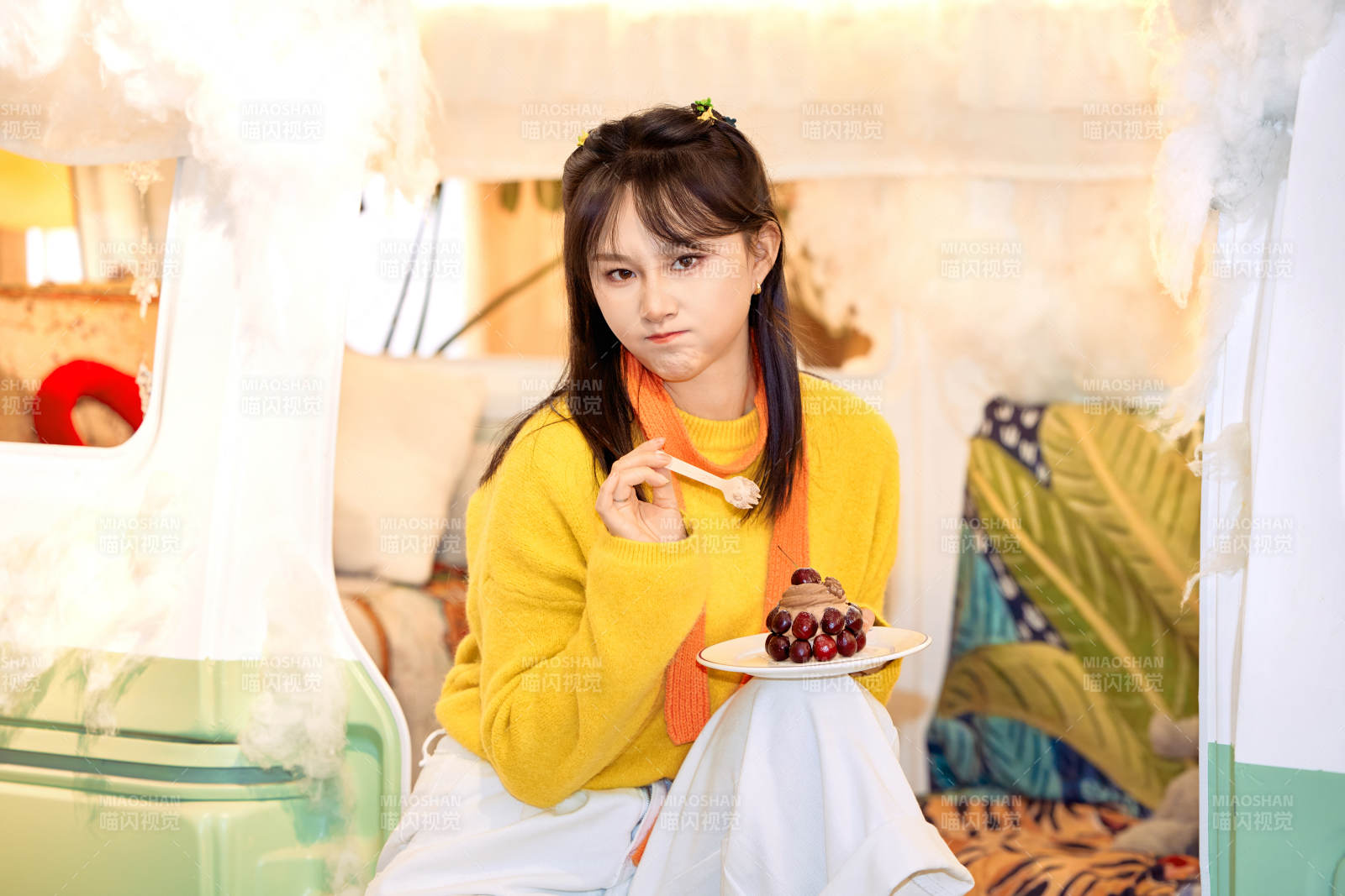 在網(wǎng)紅打卡店吃蛋糕拍照的亞洲美女