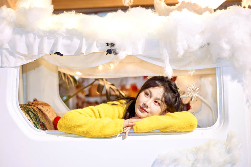 在网红打卡店吃蛋糕拍照的亚洲美女