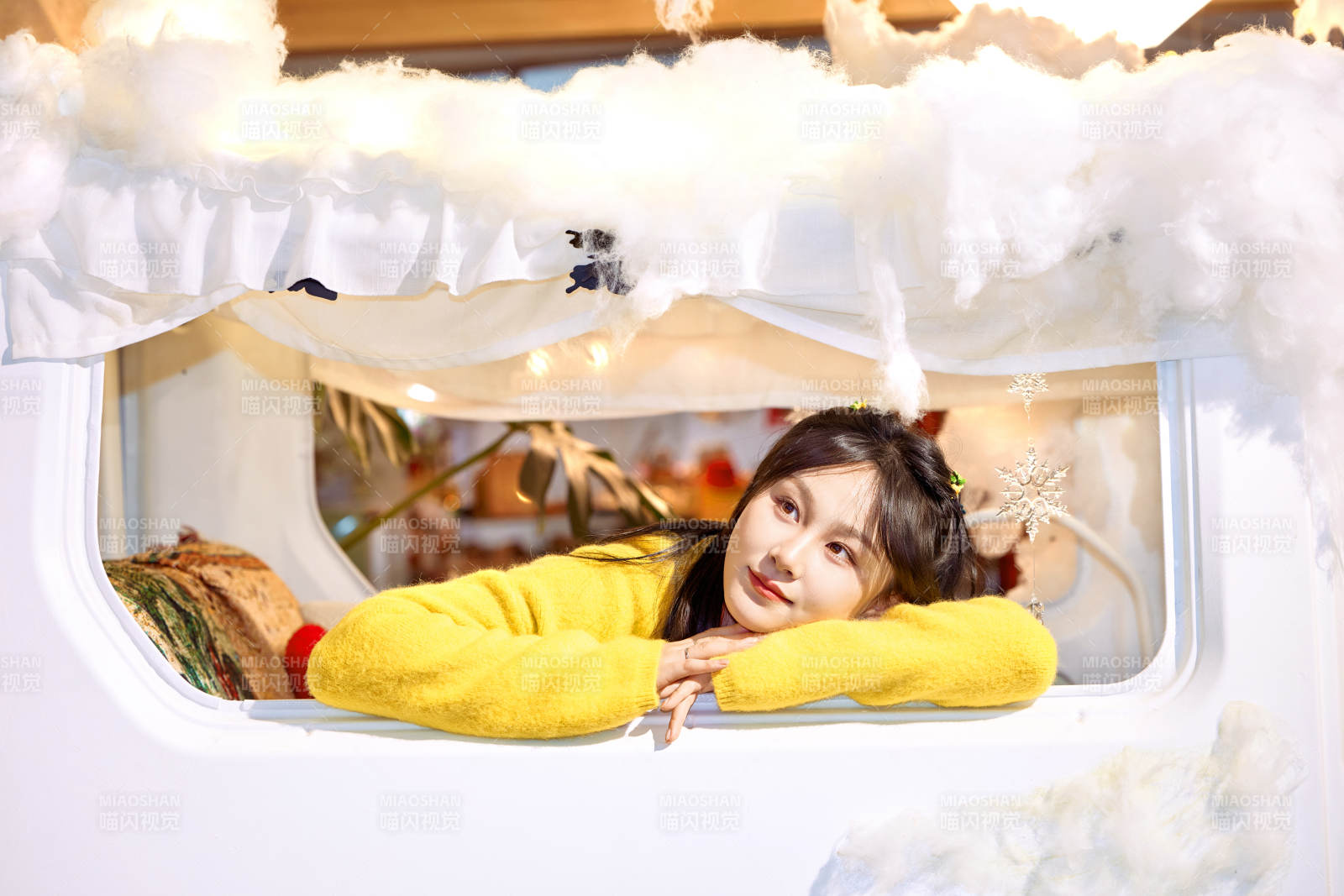 在网红打卡店吃蛋糕拍照的亚洲美女