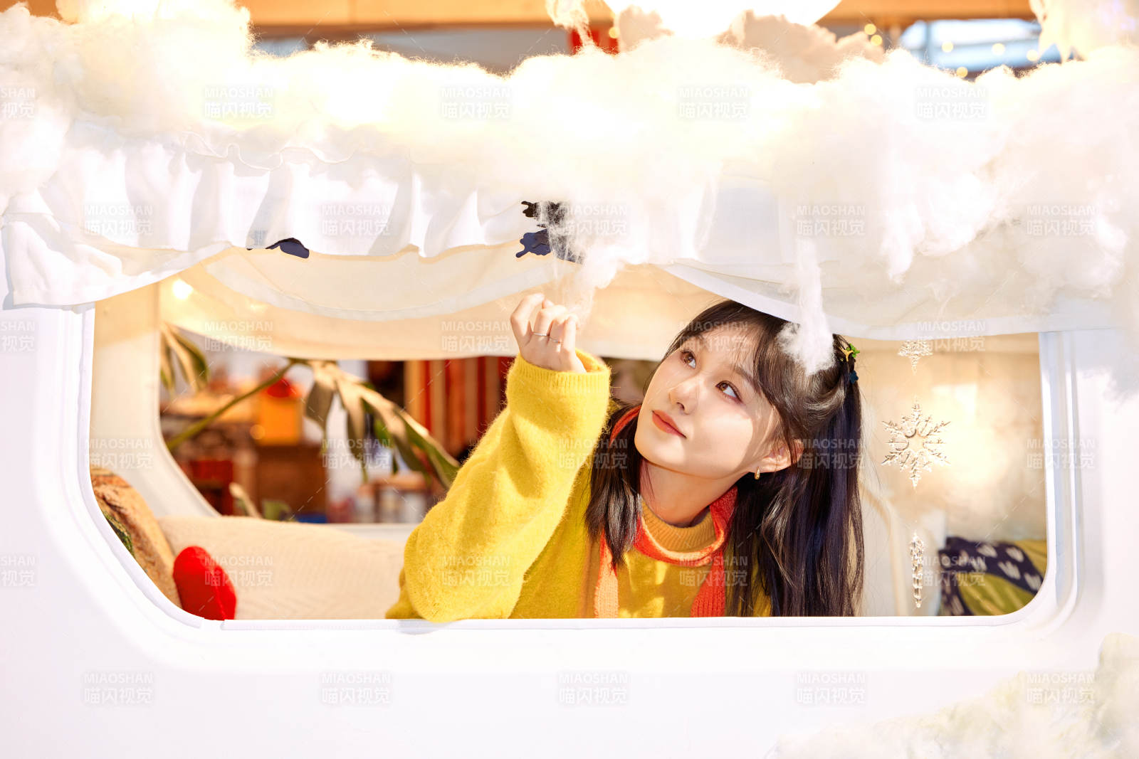 在網紅打卡店吃蛋糕拍照的亞洲美女