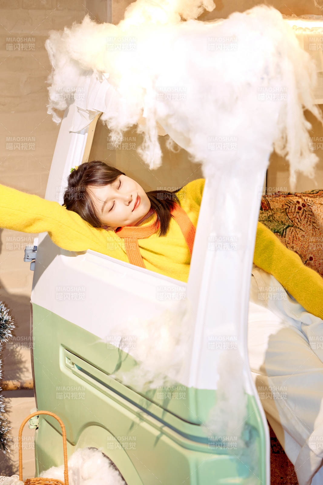 在網紅打卡店吃蛋糕拍照的亞洲美女