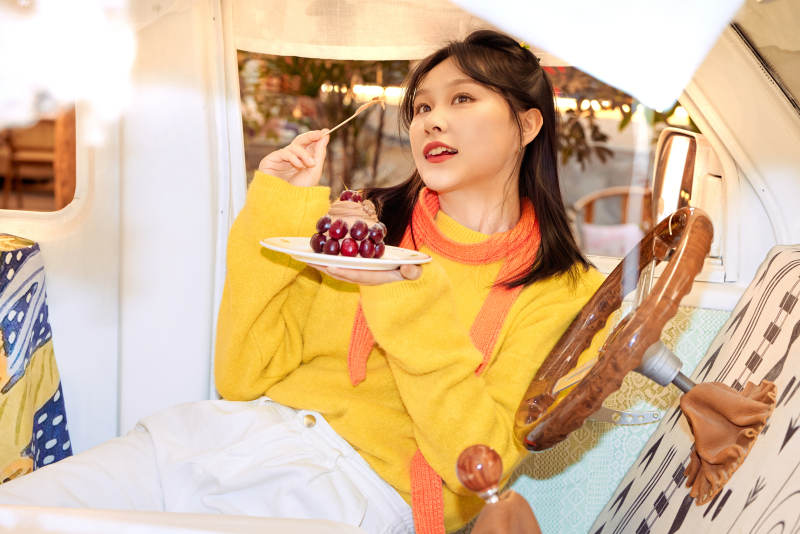 在网红打卡店吃蛋糕拍照的亚洲美女