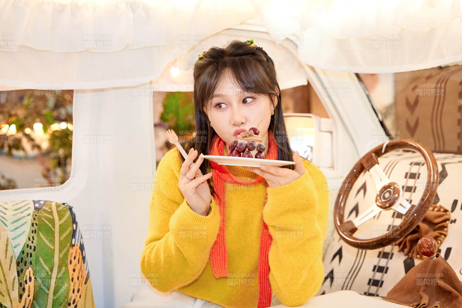 在網(wǎng)紅打卡店吃蛋糕拍照的亞洲美女