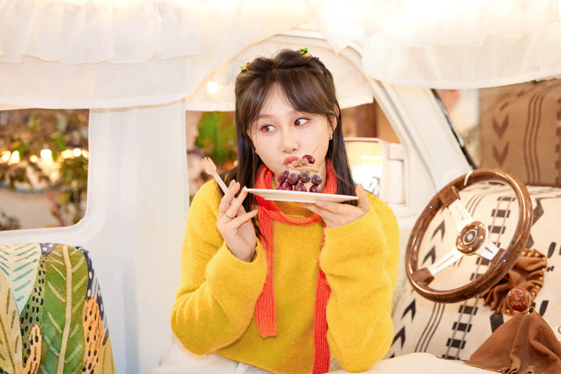 在網紅打卡店吃蛋糕拍照的亞洲美女