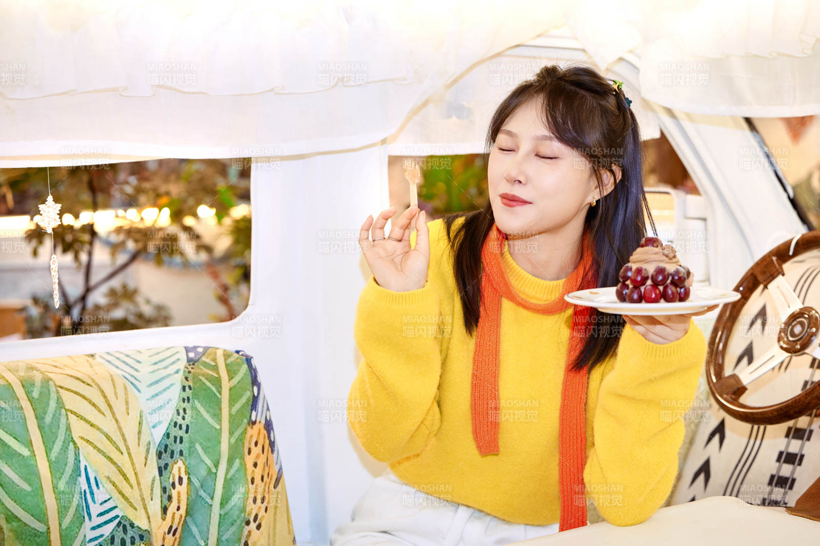 在網紅打卡店吃蛋糕拍照的亞洲美女