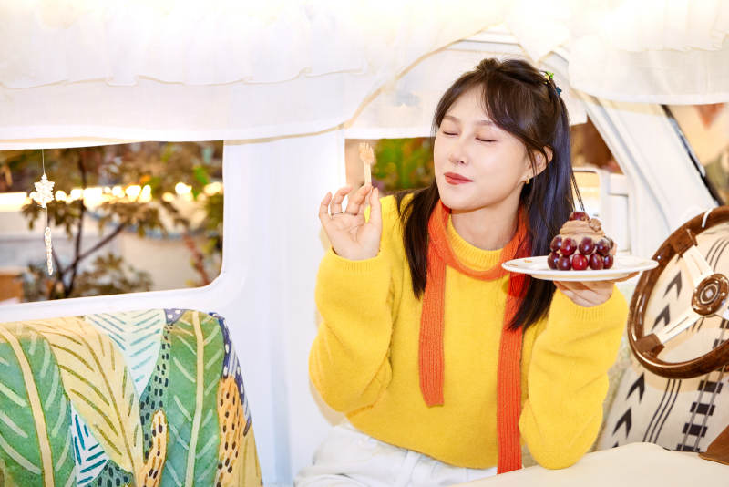 在网红打卡店吃蛋糕拍照的亚洲美女