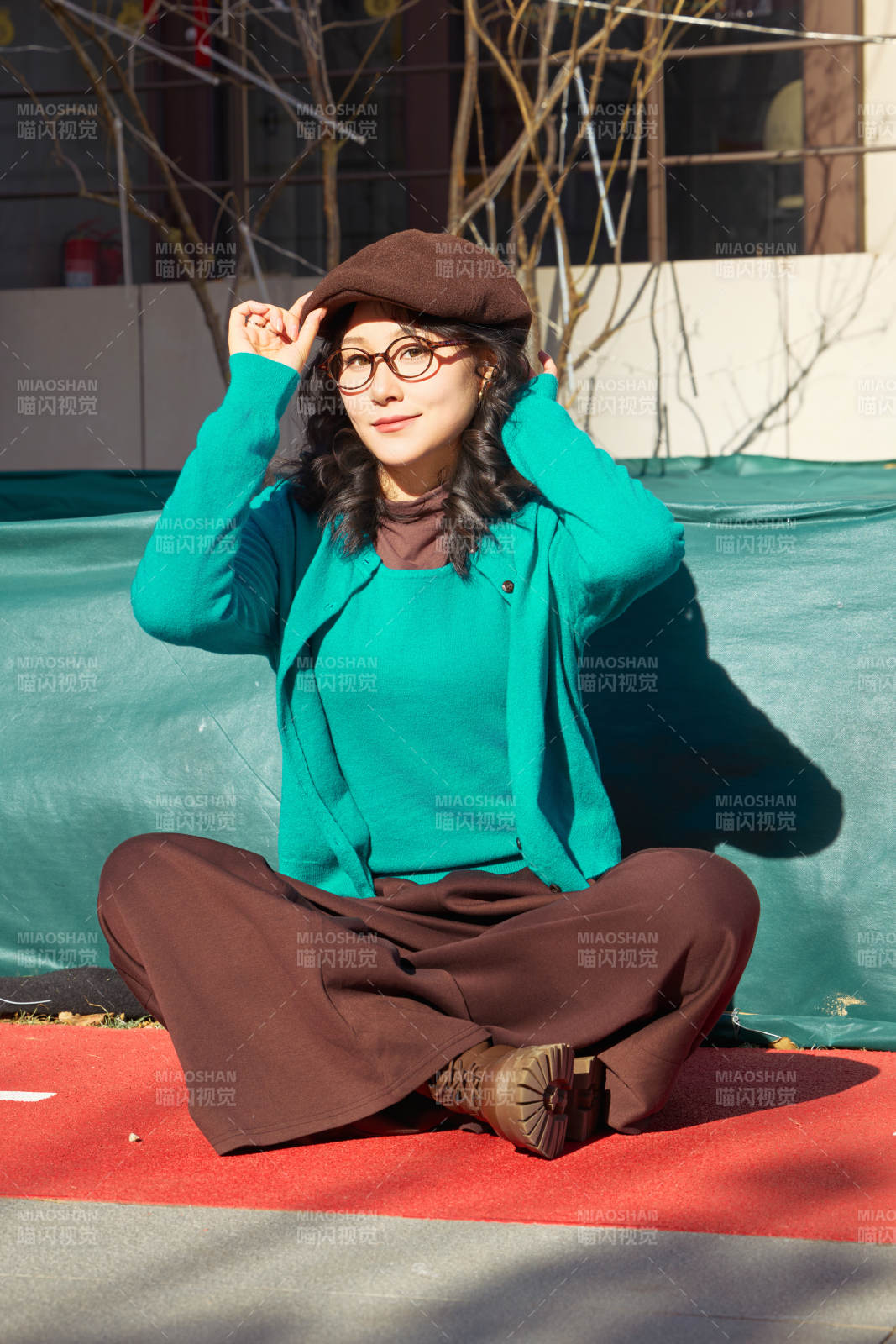 初冬季节在户外拍照的亚洲美女