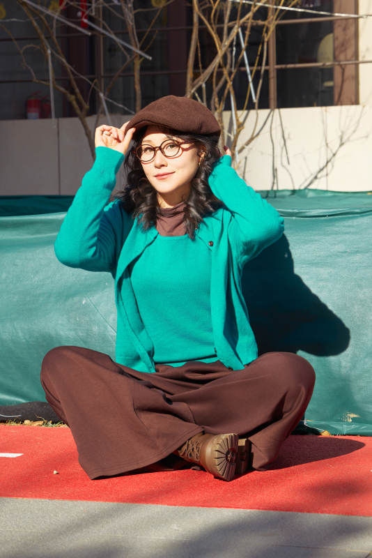 初冬季节在户外拍照的亚洲美女