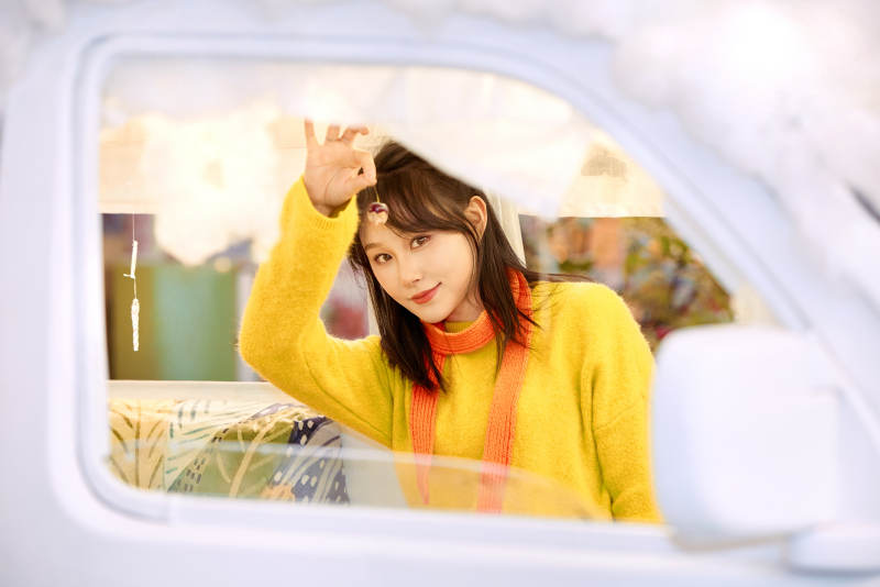 在网红打卡店吃蛋糕拍照的亚洲美女