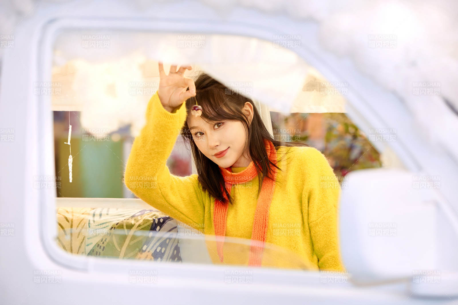 在網(wǎng)紅打卡店吃蛋糕拍照的亞洲美女