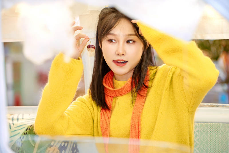 在网红打卡店吃蛋糕拍照的亚洲美女