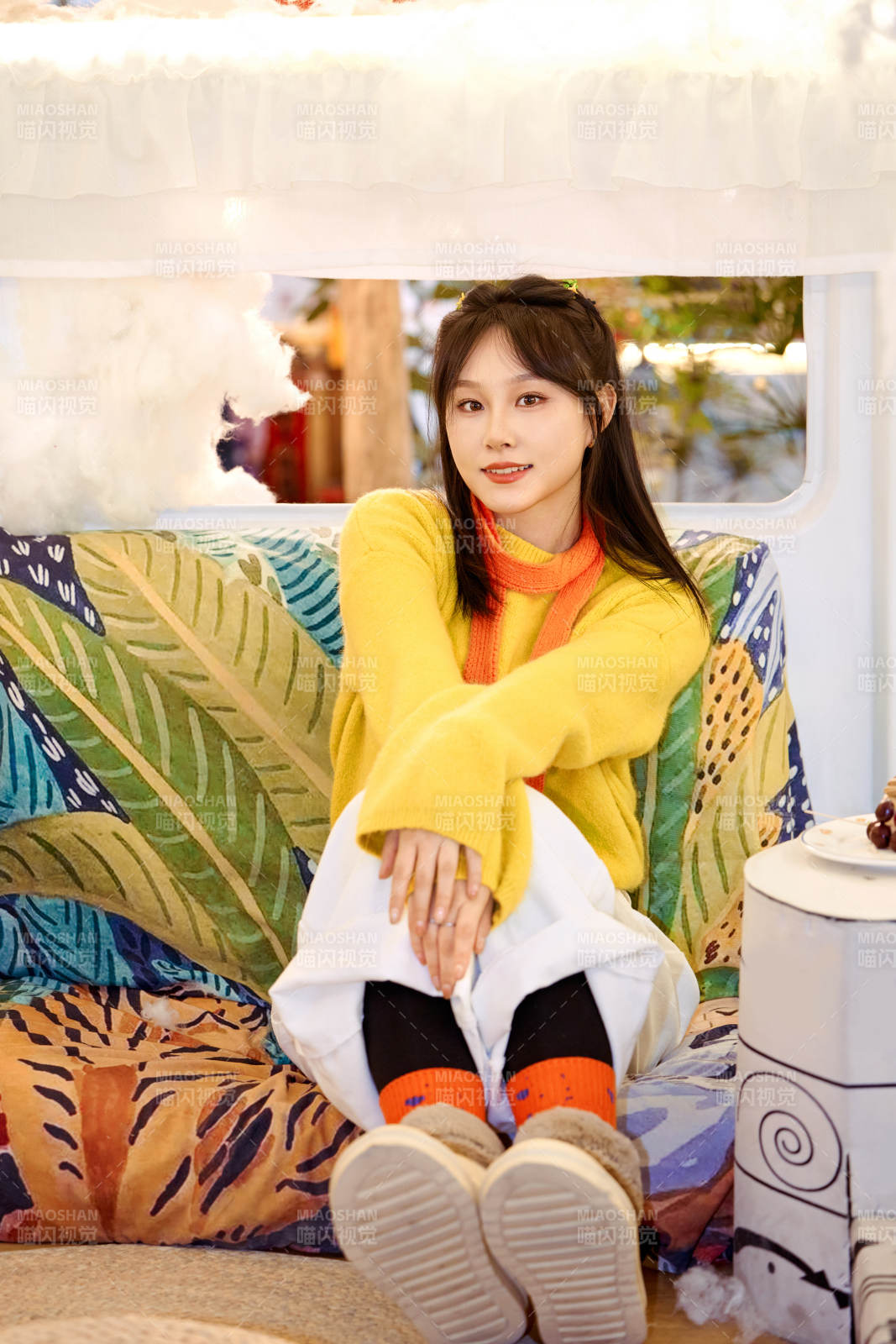 在網紅打卡店吃蛋糕拍照的亞洲美女