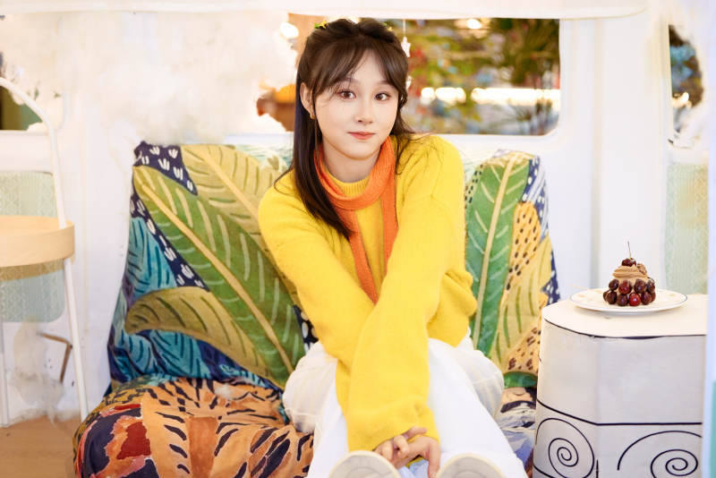 在网红打卡店吃蛋糕拍照的亚洲美女