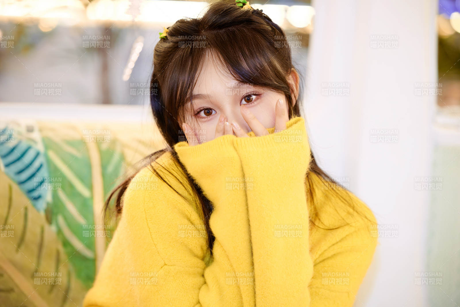 在網紅打卡店吃蛋糕拍照的亞洲美女