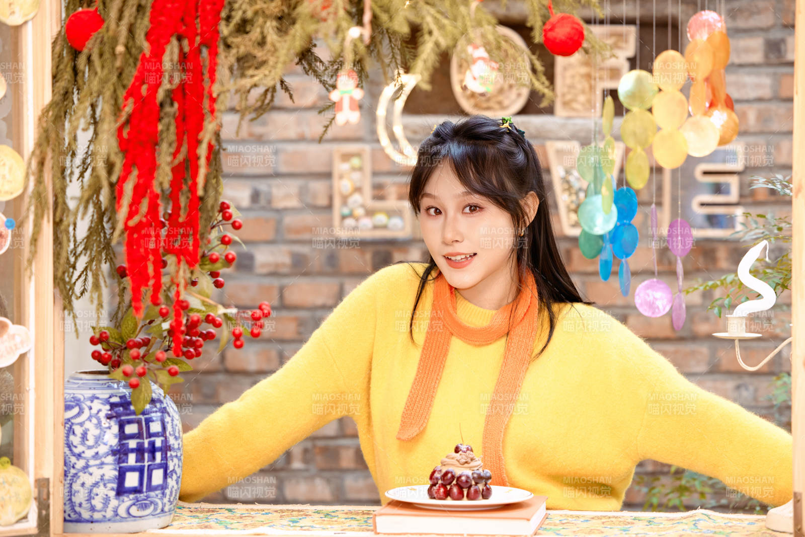 在網紅打卡店吃蛋糕拍照的亞洲美女