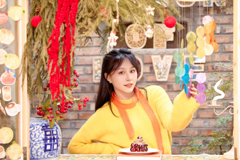 在网红打卡店吃蛋糕拍照的亚洲美女