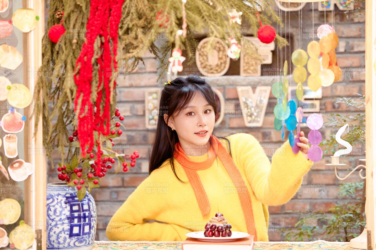 在网红打卡店吃蛋糕拍照的亚洲美女