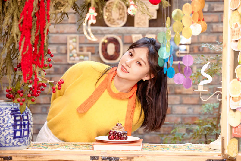 在网红打卡店吃蛋糕拍照的亚洲美女