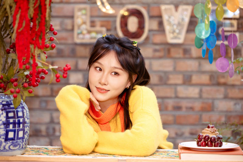 在网红打卡店吃蛋糕拍照的亚洲美女