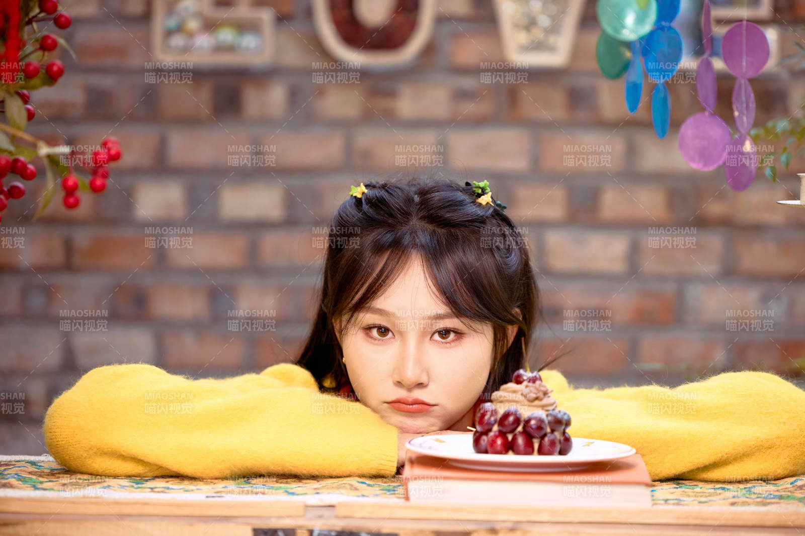 在網紅打卡店吃蛋糕拍照的亞洲美女