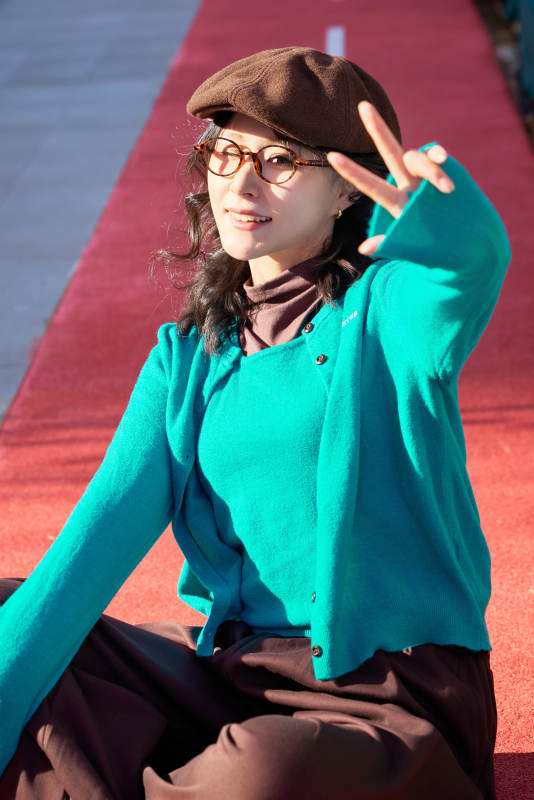 初冬季节在户外拍照的亚洲美女