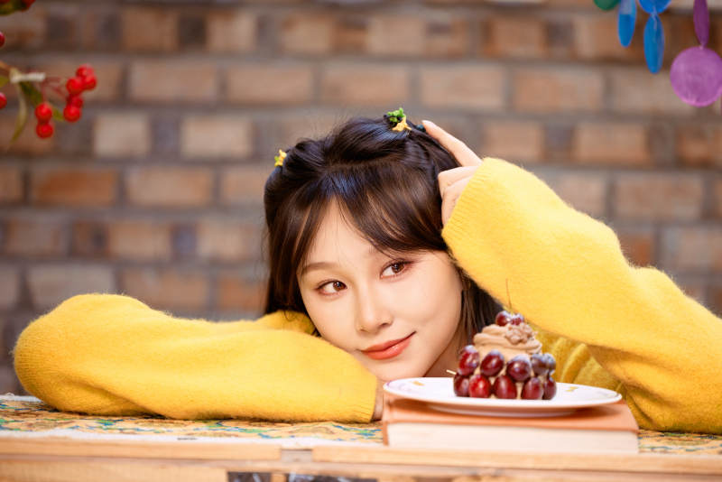 在网红打卡店吃蛋糕拍照的亚洲美女