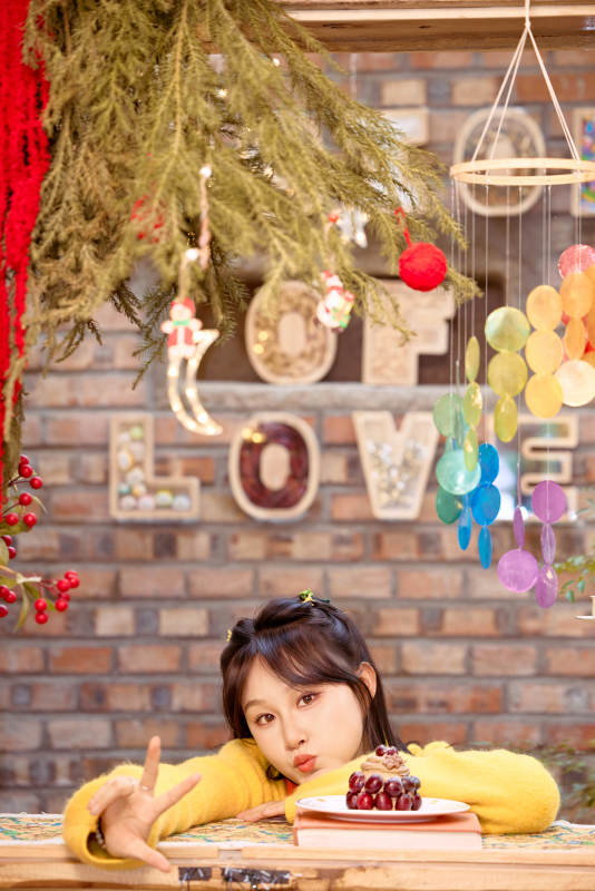 在网红打卡店吃蛋糕拍照的亚洲美女