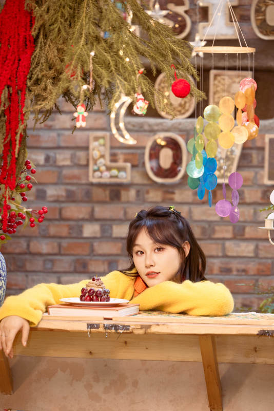 在网红打卡店吃蛋糕拍照的亚洲美女