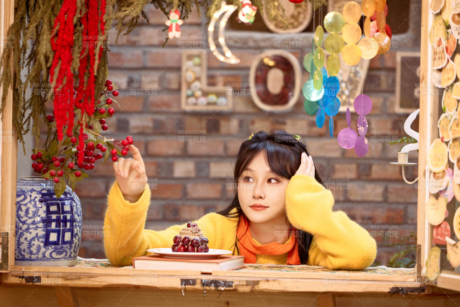 在网红打卡店吃蛋糕拍照的亚洲美女