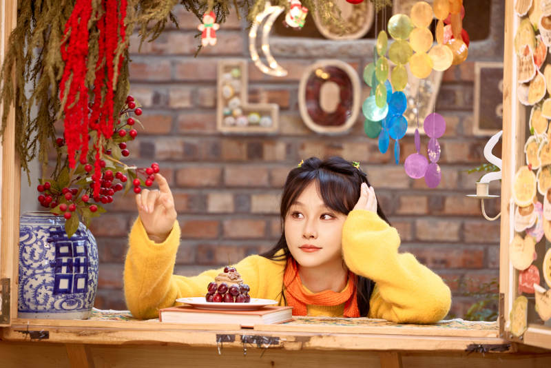 在网红打卡店吃蛋糕拍照的亚洲美女