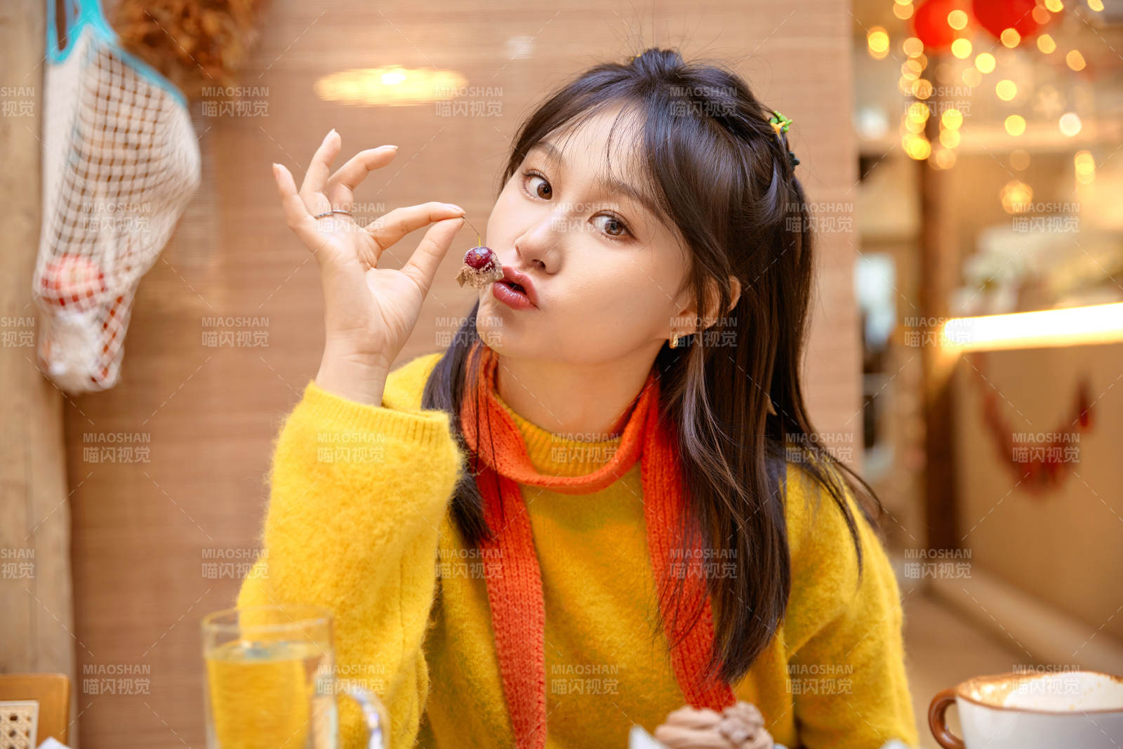 在網紅打卡店吃蛋糕拍照的亞洲美女