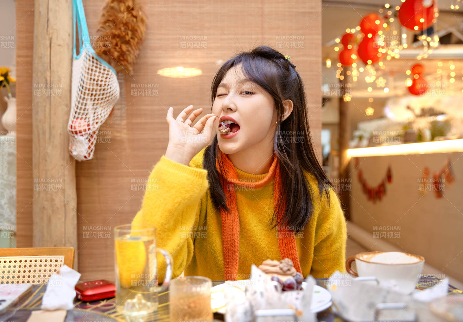 在网红打卡店吃蛋糕拍照的亚洲美女