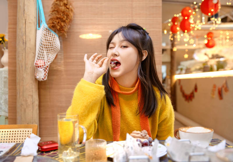 在网红打卡店吃蛋糕拍照的亚洲美女