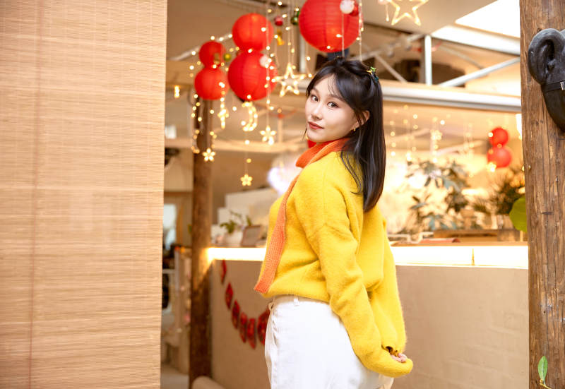 冬季在网红打卡店探店拍照的东方美女