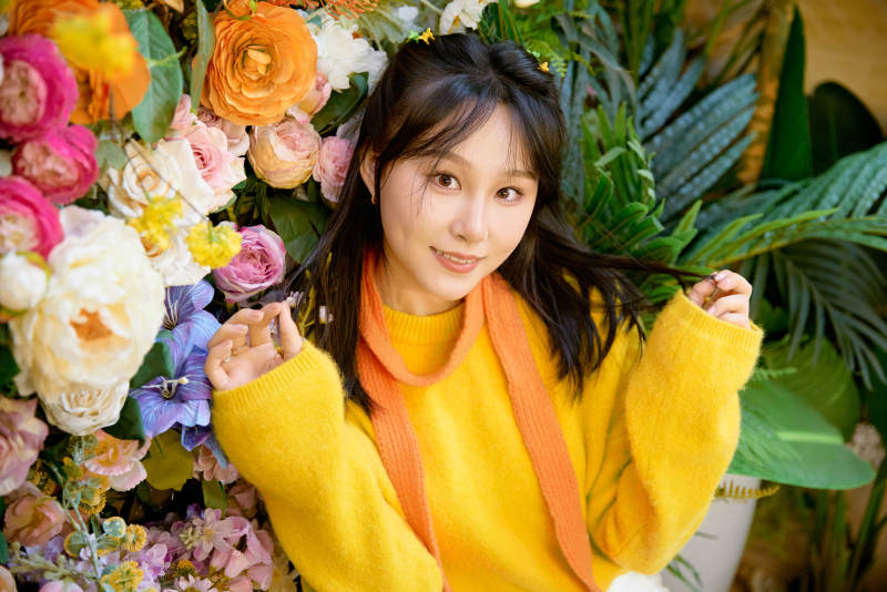 冬季在网红打卡店探店拍照的东方美女